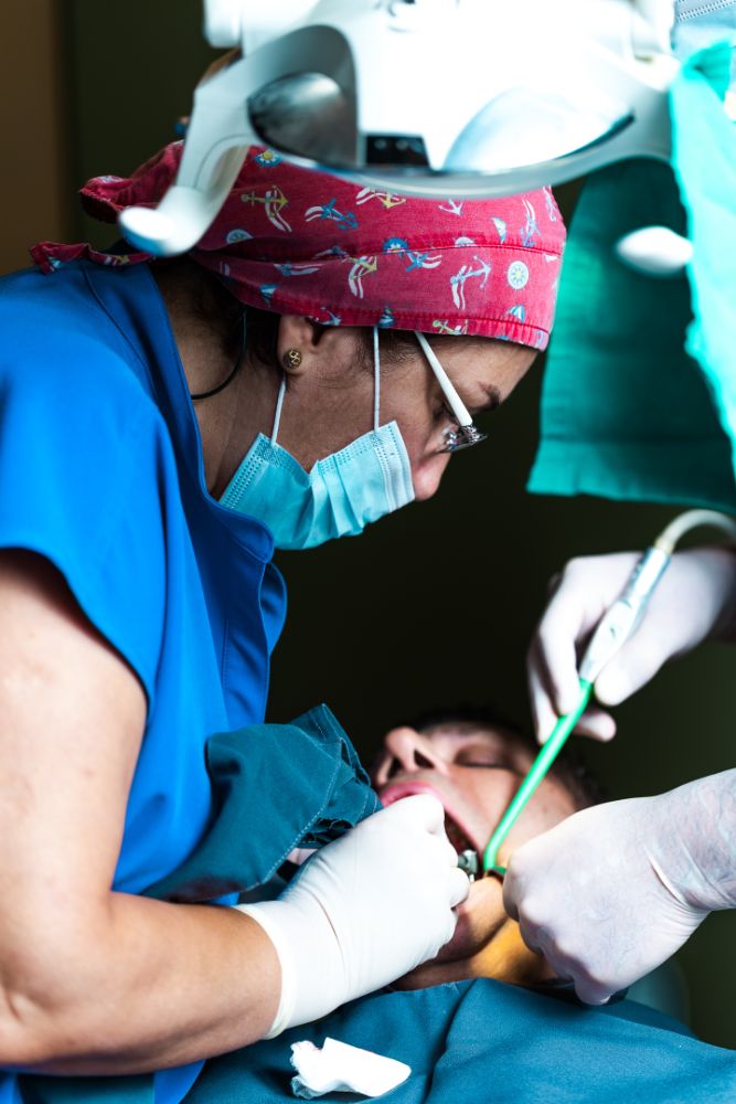 Dr. Lendita gjatë një operacioni implanti