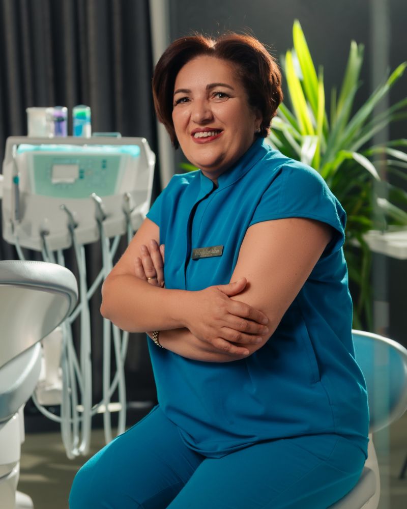 Dr. Lendita Islami Nallbani, kirurge orale, në klinikën Medident në Pejë